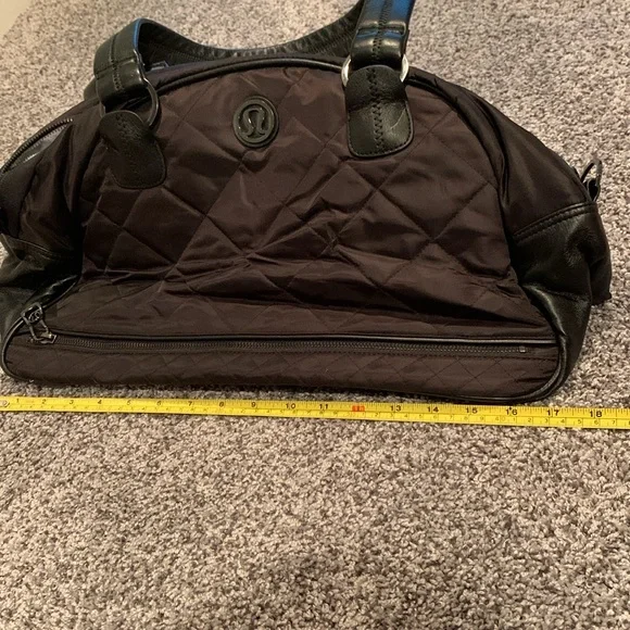 EUC Lululemon quilted carry bag - Picture 7 of 11